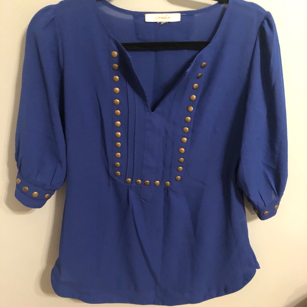 Blow blouse with gold buttons